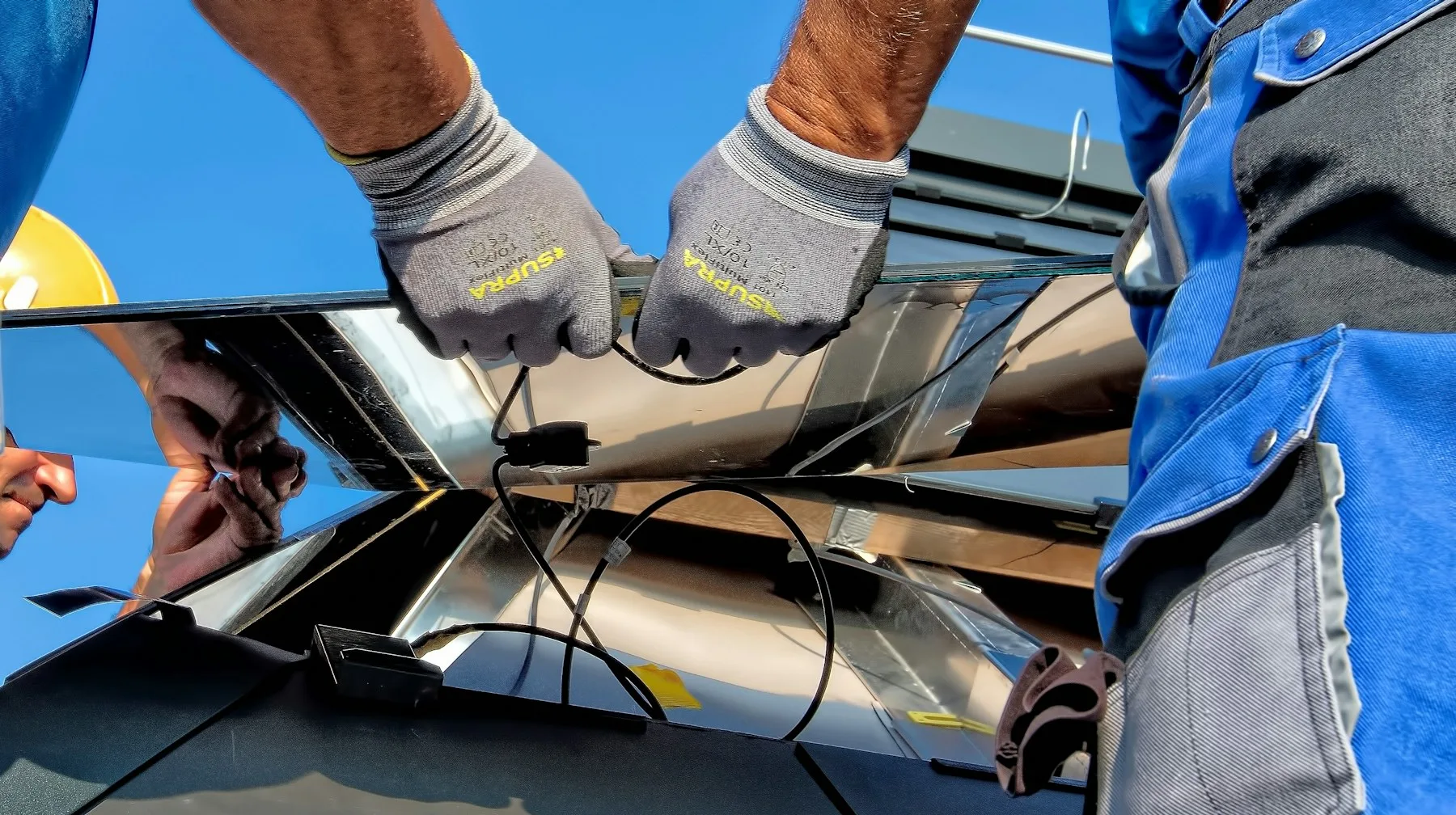 Painéis solares em telhado residencial